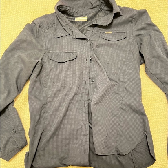 Womens Columbia long sleeve button up in size medium - Picture 3 of 5